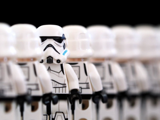 Conformity behavior in group decisions with mixed groups of human and computational agents